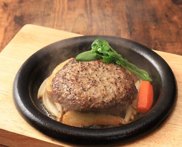 厳選した国産牛を粗挽きにしたハンバーグは、肉の旨味が凝縮した食べ応えのあるハンバーグ